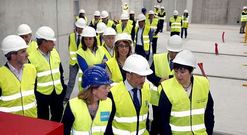 El alcalde, primero por la izquierda en la segunda fila, junto a los portavoces del PSOE, Jos� Tom�, y el PP, Julia Rodr�guez, en una visita institucional a las obras de la nueva potabilizadora de agua.