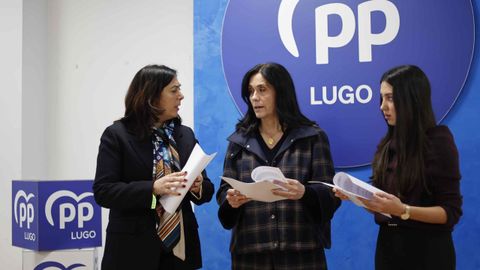Elena Candia, Paula Prado y Nicole Grueira, de izquierda a derecha, en la sede del PP en Lugo, atacada en d�as pasados con pintadas