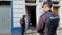 Dos agentes de la Policía Nacional de Lugo, en una imagen de archivo.