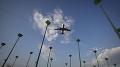 Un avi�n sobrevuela el entorno de la pista de aterrizaje de Alvedro, con el sistema ILS en primer t�rmino