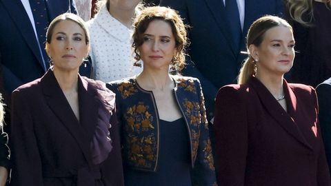 Las presidentas de Extremadura Mar�a Guardiola, de la Comunidad de Madrid Isabel D�az Ayuso y de Baleares Marga Prohens, durante el tradicional desfile militar