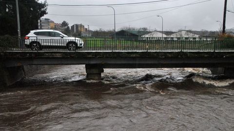 El nuevo puente permitir sacar el trfico del antiguo, en la foto, que solo tiene ancho para un carril de circulacin