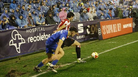 Amin luchando con Dani Vivian por la posesi�n del bal�n