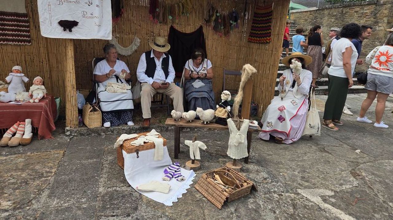 La Feira Outrora volvió a llenar Rubián de artesanía tradicional, gastronomía y ambiente festivo