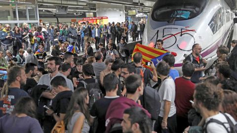 El 8 de noviembre del 2017 varias decenas de manifestantes, la mayor�a de ellos estudiantes, cortaron seis v�as del AVE de la estaci�n de Sants de Barcelona, en el marco de las protestas con motivo de la huelga general convocada.