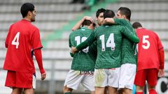 Los jugadores del Racing se abrazan a Pablo Rey tras el 2-0