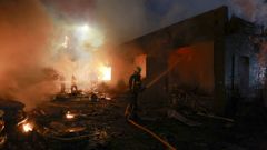 Los bomberos intentan apagar un incendio en Kiev.