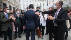 Santiago Abascal es aplaudido por los diputados de Vox en el patio del Congreso a su salida del hemiciclo