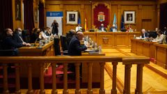 J�come, a la izquierda, en el pleno sobre su reprobaci�n que celebr� la Diputaci�n ourensana.
