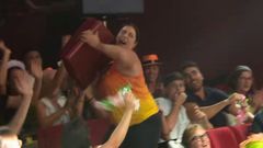 Beln Toimil lanza el respaldo de un asiento del teatro en La revuelta