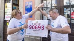 Sara y Fernando Montero, de Casa Rogelio, celebrando los d�cimos vendidos del tercer premio