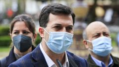 La reuni�n que presidi� el socialista forma parte de su ronda de contactos con militantes