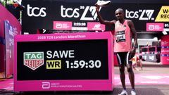 Sebastian Sawe, posando junto a su r�cord del mundo.