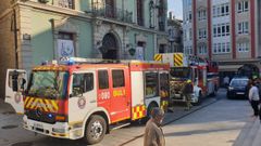 Los bomberos, frente al C�rculo das Artes de Lugo.