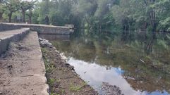 Los lodos en el r�o Furelos a su paso por el �rea recreativa alcanzan el acceso a la zona de ba�o