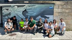 Los jóvenes elaboraron el mural en una fachada en la antigua lonja de Muros