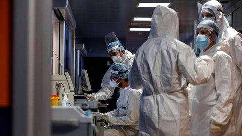 Sanitarios italianos ataviados con trajes de protecci�n frente al covid