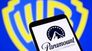 Ilustraci�n con los logos de Paramount y Warner Bross.