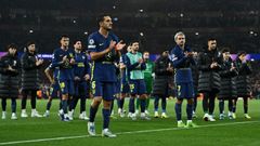 Los jugadores del Atl�tico, con Koke a la cabeza, agradecen el apoyo a la afici�n colchonera desplazada a Londres.