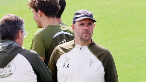 El entrenador del Celta Fortuna, Fredi �lvarez, en un entrenamiento.