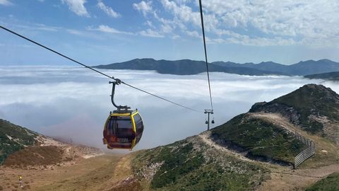Telecabina de la estaci�n de esqu� de Valgrande-Pajares, en Lena