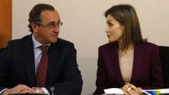 Alonso, en un acto hoy con la reina Letizia