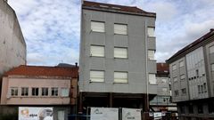 Trabajos para izar y enderezar un edificio en Ponteceso