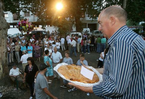 Juan Salgueiro en una foto del a�o 2010 ejerciendo de subastador de las empanadas ganadoras. 