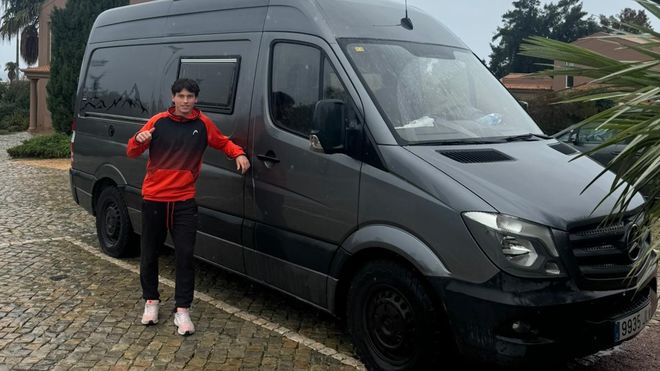 Tom�s Curr�s, n�mero uno del r�nking gallego, con la furgoneta camperizada con la que suele desplazarse a los torneos.