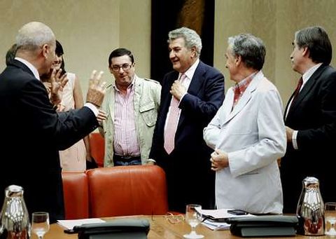 Jes�s Posada, en el centro, departiendo con diputados socialistas y de IU, ayer antes del inicio de la sesi�n.