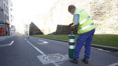 Un operario, durante la instalaci�n de los nuevos bolardos