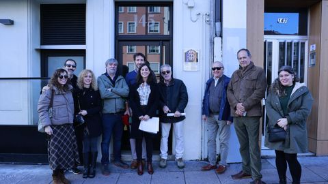 Arquitectos y representantes de los vecinos de Os Mallos, este sbado en el acto de colocacin de una placa de homenaje al arquitecto Santiago Rey Pedreira en el 145 de la ronda de Outeiro