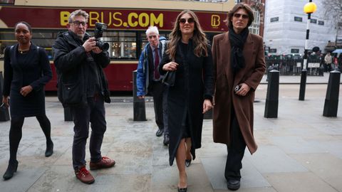 Liz Hurley y Damian Hurley, a su llegada a los juzgados