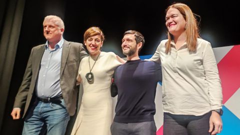 El exalcalde Pobra Xosé Lois Piñeiro, Marta Lois, el ministro Pablo Bustinduy y Lola Caramés, número seis de la lista de A Coruña.