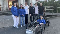 Los alumnos de la EPEF, con el coche elctrico de competicin que estn construyendo 