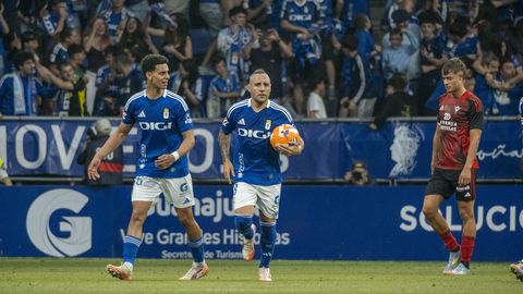 El capitán del Real Oviedo, Santi Cazorla, en el partido contra el Mirandés