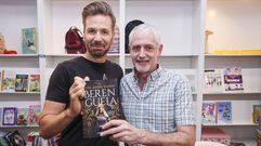 Ma�as (derecha) presenta hoy su novela �Berenguela� en Cee. Ayer lo hizo en Ponteceso, acompa�ado por Rodrigo Costoya (izquierda)