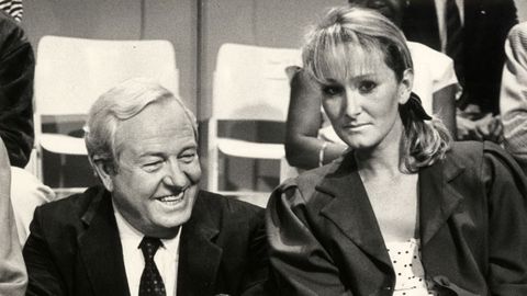 Jean-Marie Le Pen y su hija Caroline antes de una entrevista en televisin en 1987