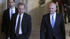  El expresidente de la Junta de Andaluc�a, Manuel Chaves (d), a su llegada  al juzgado de instrucci�n 6 de Sevilla para prestar declaraci�n ante el juez �lvaro Mart�n por el caso de los ERE