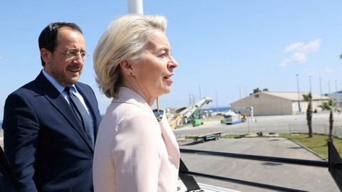 El presidente de Chipre, Nikos Christodoulides, acompañó a Von der Leyen en el puerto de Larnaca