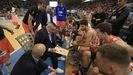 Diego Epifanio, pizarra en mano, da instrucciones a los jugadores del Leyma en el partido ante el Castell