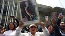 Simpatizantes de Fujimori sostienen su retrato frente al velatorio.