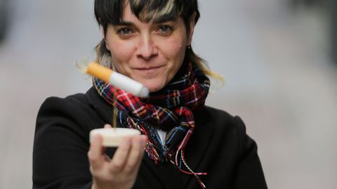 Lucia Aldao, mostrando la escultura que físicamente representa su disco «Pava»