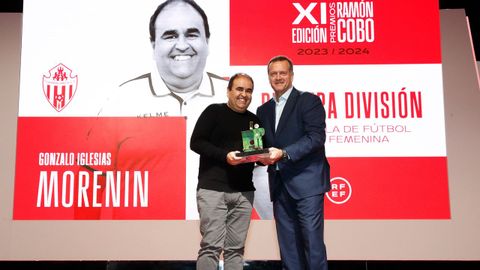 Gonzalo Iglesias, Morenn, entrenador ourensano del Torreblanca, recogi el premio a mejor entrenador de Primera Divisin femenina de ftbol sala en la temporada 23/24.