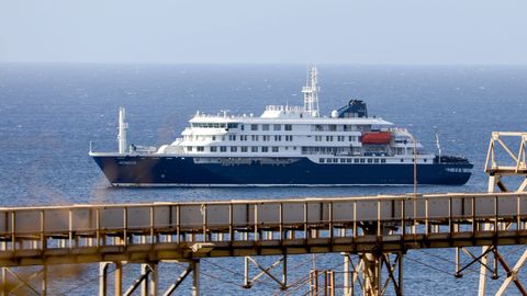 El crucero holand�s MV Hondius se encuentra anclado frente a la costa de la ciudad de Praia, en la isla de Santiago, Cabo Verde.