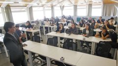 El coordinador de Relaciones Internacionales en la UDC; Jorge Quindimil, en el acto de bienvenida a los estudiantes