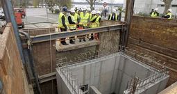 Los representantes de Acuaes, el conselleiro, el delegado del Gobierno y el alcalde visitaron las obras del saneamiento en Caranza.