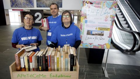 Manuela, Roque y Tata, voluntarios en el hospital de Lugo, antes de comenzar su ruta con los libros.