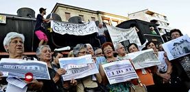 Los asistentes mostraron fotograf�as de las estaciones de tren que la supresi�n de servicios condena a la desaparici�n.