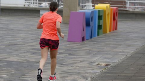 Paseando y haciendo ejercicio por el paseo de Coroso en Ribeira